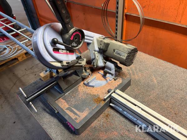 Elektrisk bandsåg Piranha på höj- och sänkbartbord med skruvstycke