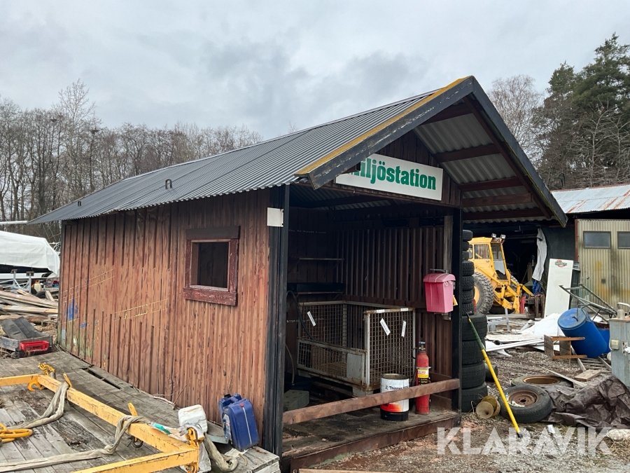 Container med tak och miljöstation