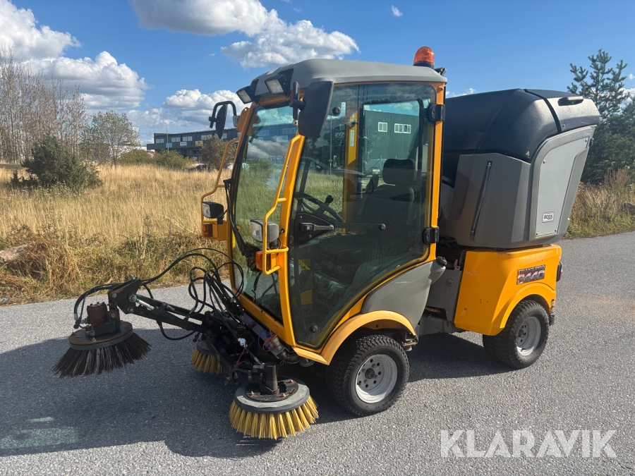 Redskapsbärare Belos Trans Pro 3440 med sop samt snöredskap
