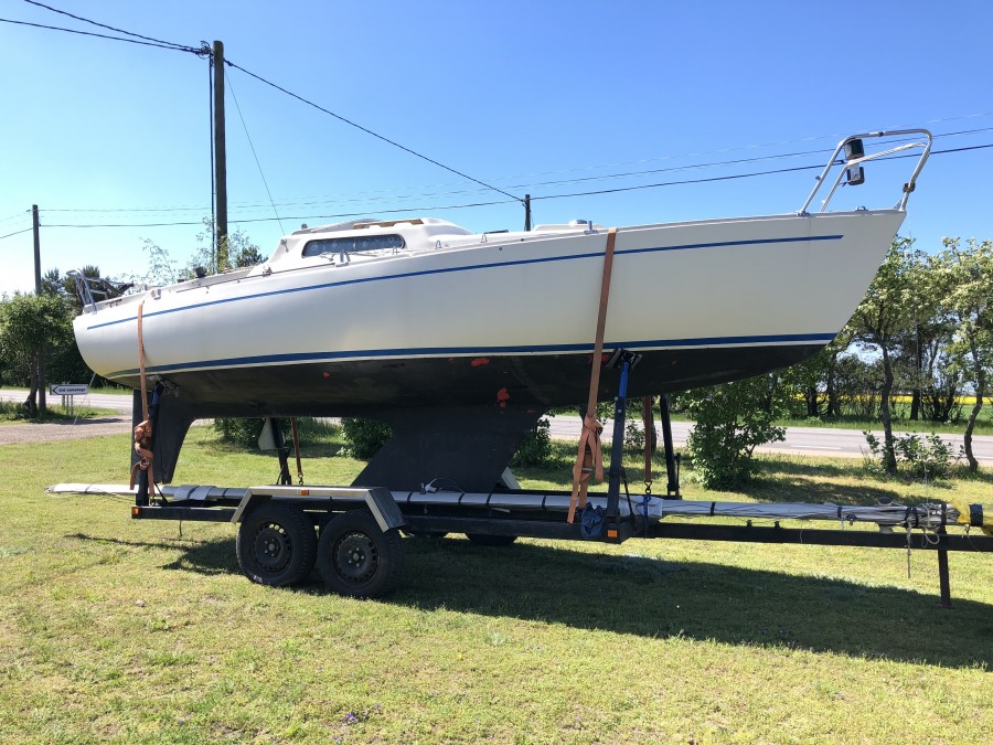 Segelbåt med trailer