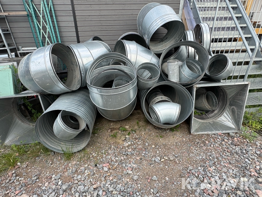 Parti med diverse ventilationsrör