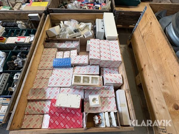 Parti med kopplingsdosor och vägguttag ELKO