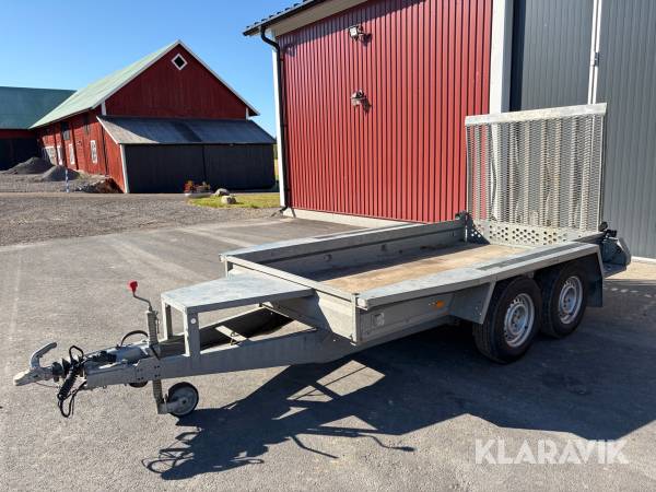2-axlad maskintrailer Fogelsta MT3080 med lastramp
