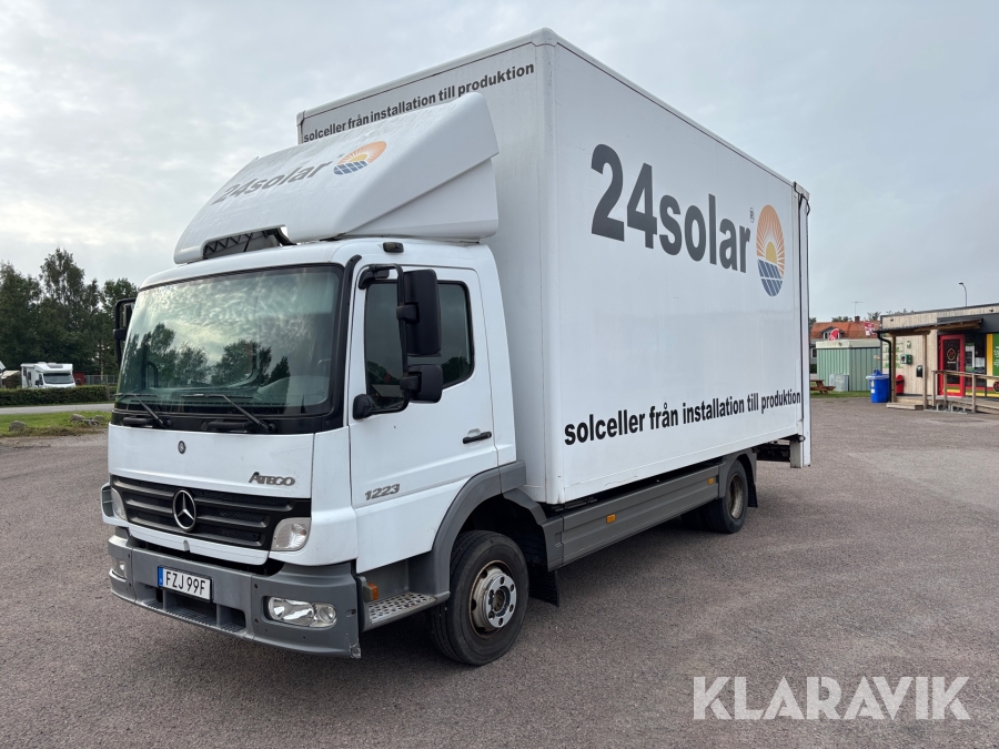 Lastbil Mercedes-Benz Atego 1223 med speciallyft