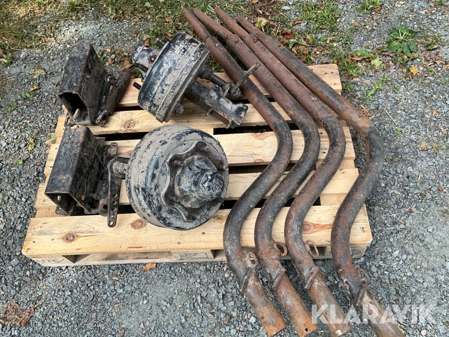 Axeltappar med bromsar och stöttor till skogsvagn