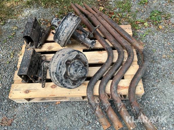 Axeltappar med bromsar och stöttor till skogsvagn