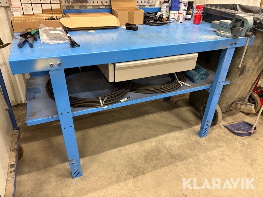 Industribänk / arbetsbänk med skruvstäd
