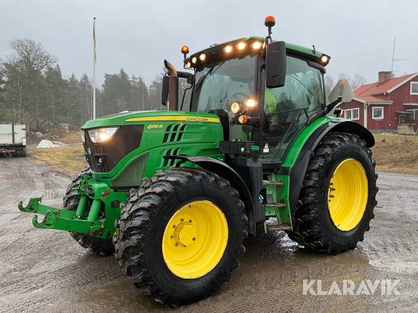 Traktor John Deere 6130R med frontlyft