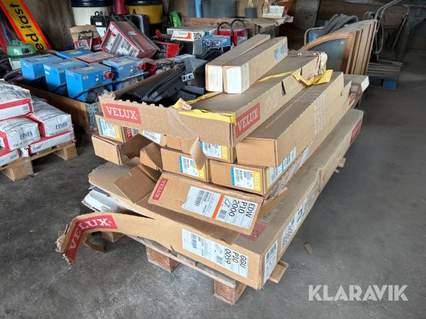 Takfönster Velux 2st olika med fästanordningar