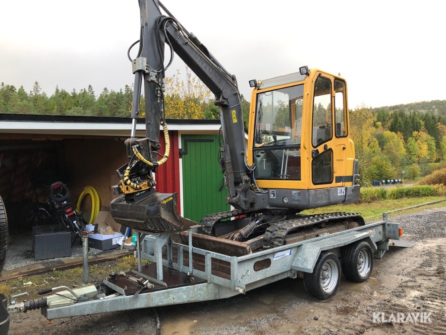 Grävmaskin Volvo EC 25 med trailer och tiltrotator