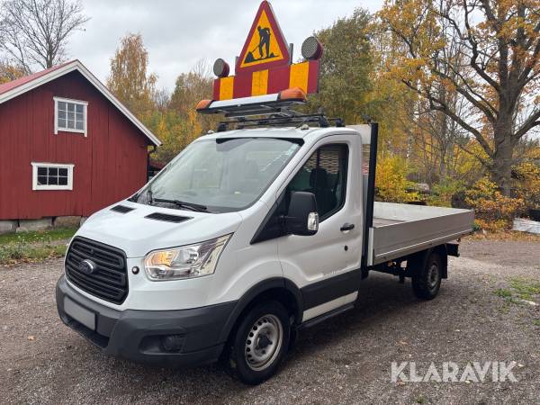 Ford Transit med flak och varningsskylt