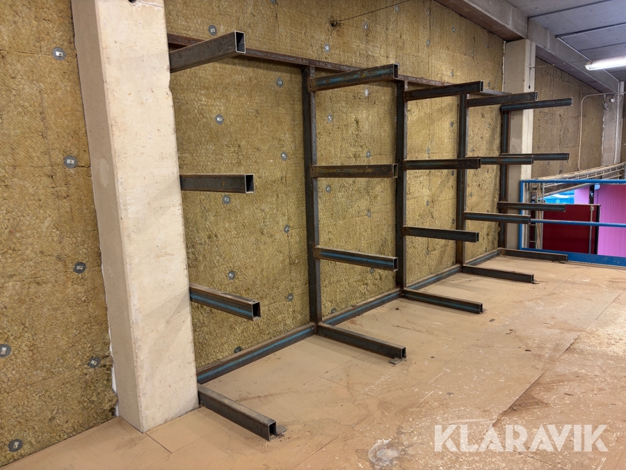 Väggmonterat grenställage ca 5,6 x 2,36 x 0,9 m