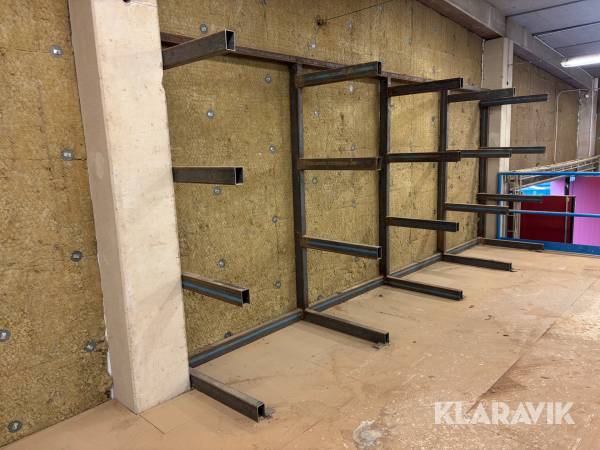 Väggmonterat grenställage ca 5,6 x 2,36 x 0,9 m