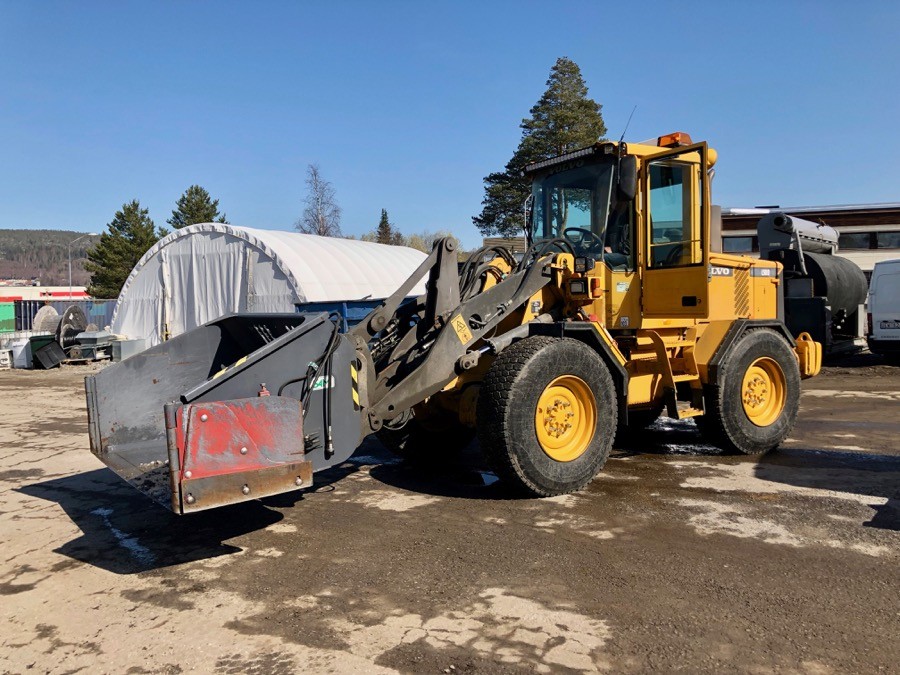 Lastmaskin Volvo L50D med klaffskopa och gafflar