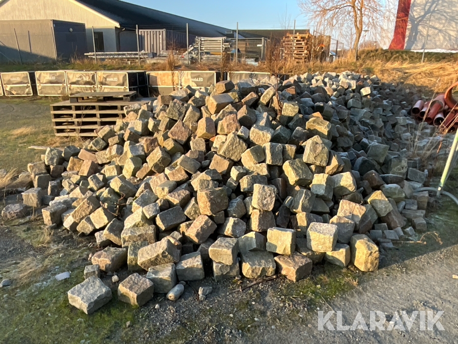 Parti med osorterad gatsten stora och små