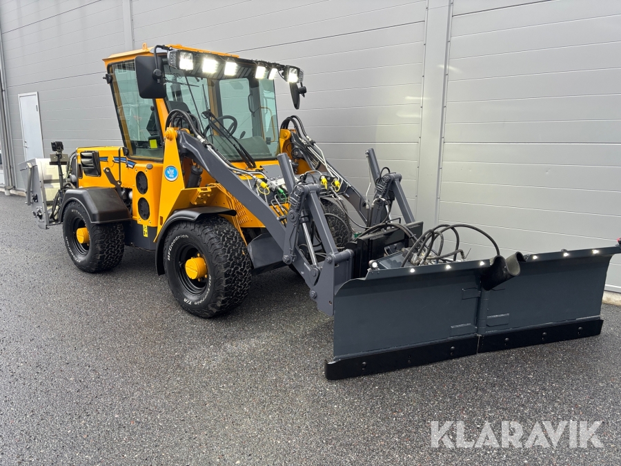 Redskapsbärare Wille 455B med vikplog och sandspridare