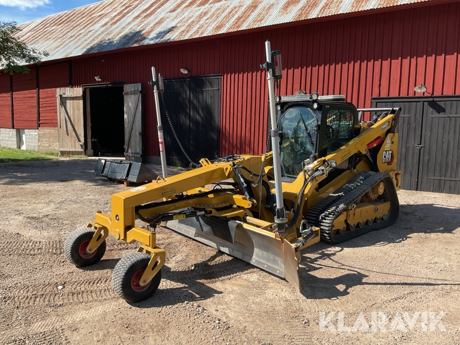 Bandlastare CAT 299D3XE med hyveltillsats