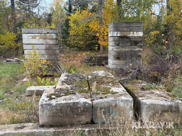 Parti med Betongblock i olika storlekar