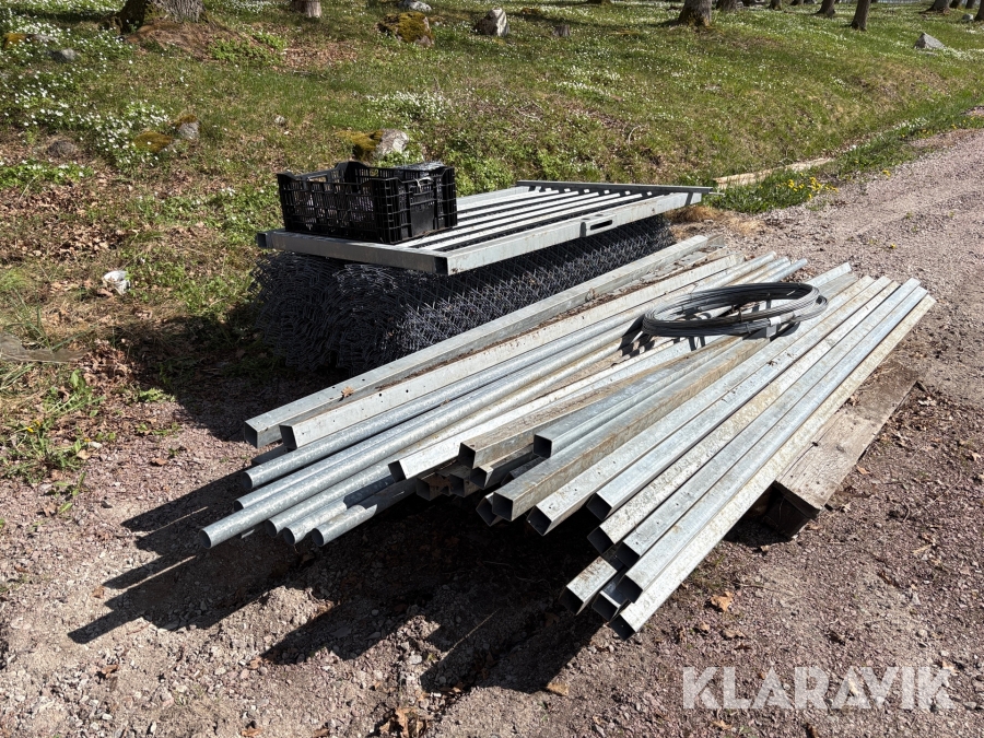 Stängsel med stolpar och dörr