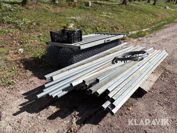 Stängsel med stolpar och dörr