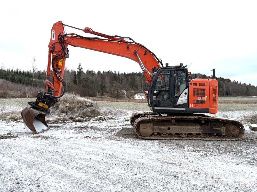 Grävmaskin Hitachi ZX225 USLC-6 med redskap