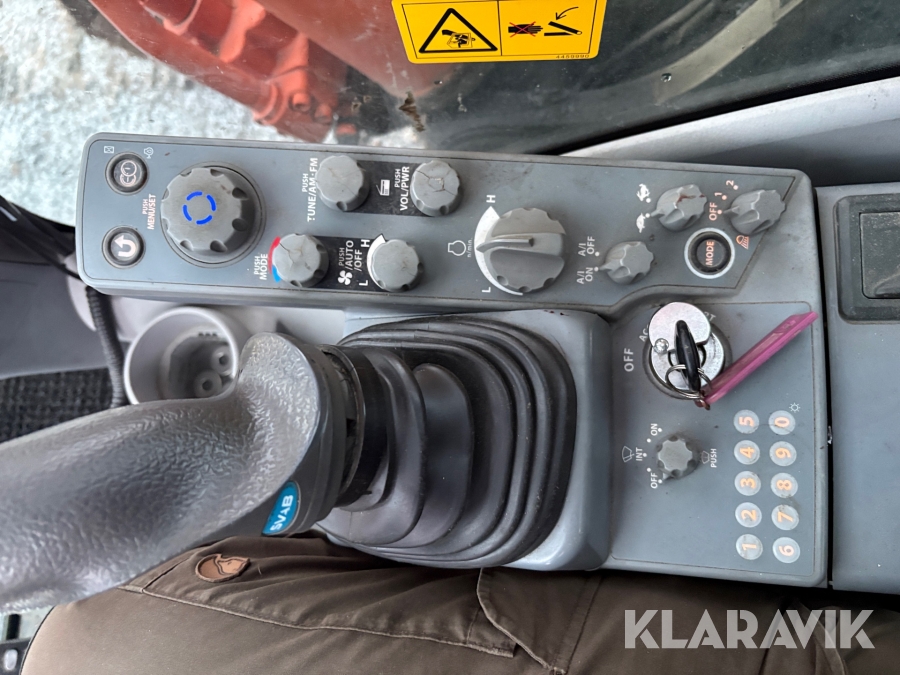 Grävmaskin Hitachi ZX225 USLC-6 med redskap