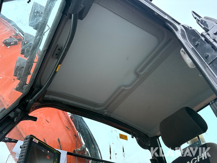 Grävmaskin Hitachi ZX225 USLC-6 med redskap