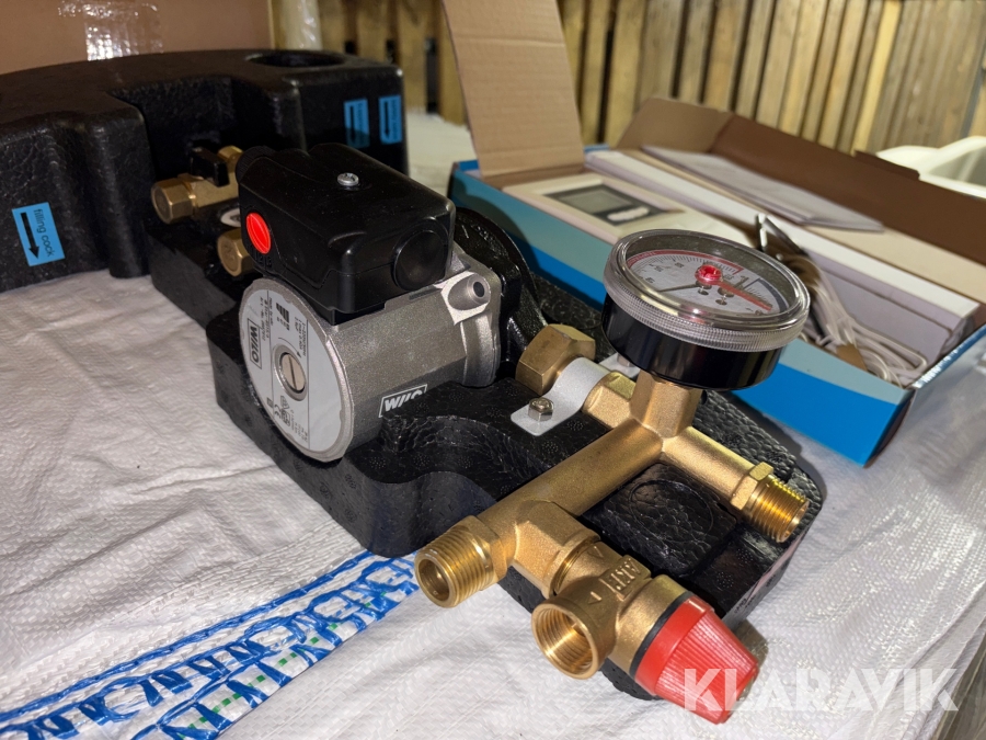 Solfångare med pumpgrupp och styrning