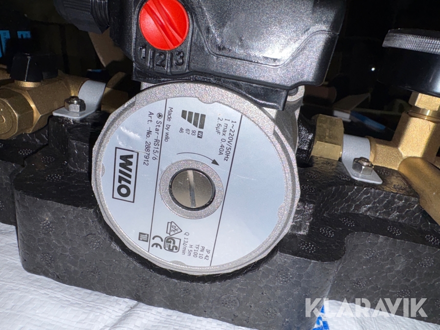 Solfångare med pumpgrupp och styrning