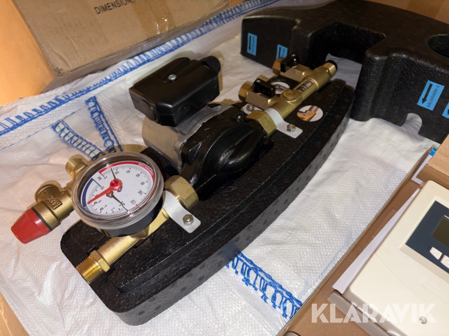 Solfångare med pumpgrupp och styrning