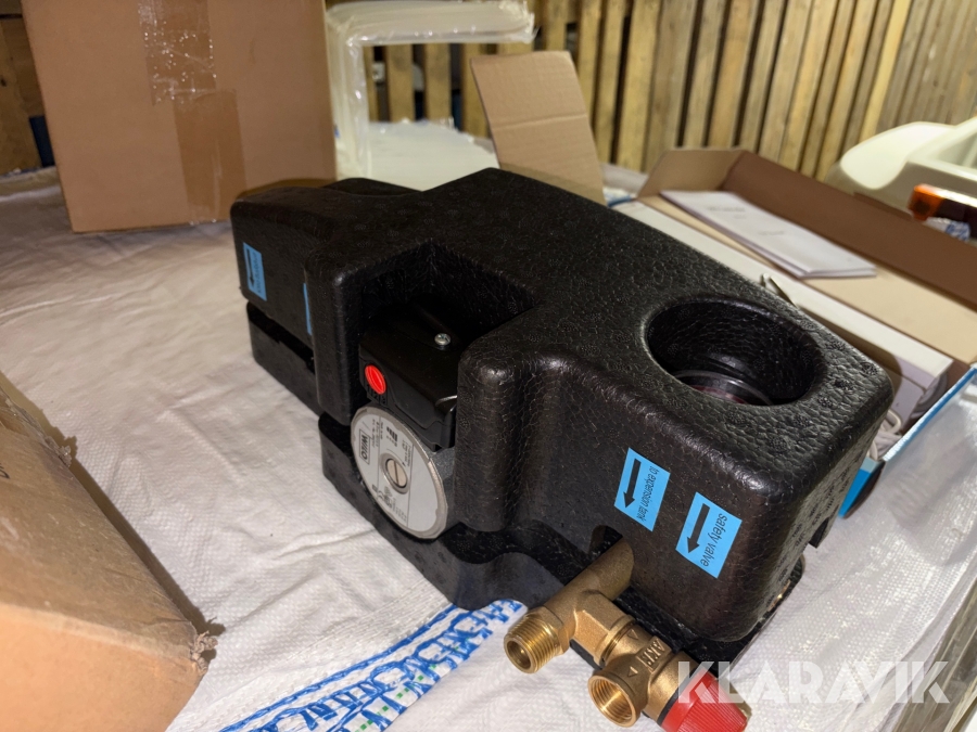 Solfångare med pumpgrupp och styrning