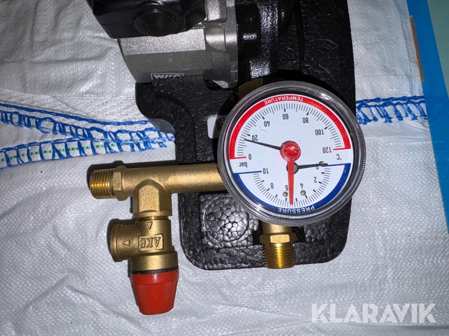 Solfångare med pumpgrupp och styrning