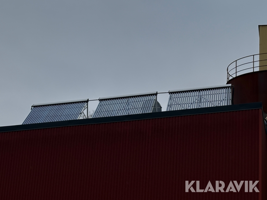 Solfångare med pumpgrupp och styrning