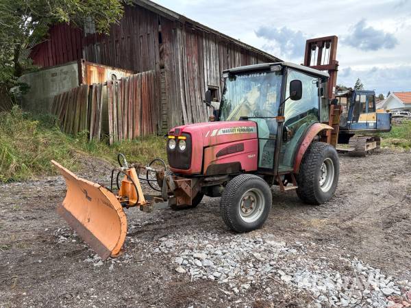 Traktor Massey Ferguson 1547 med redskap