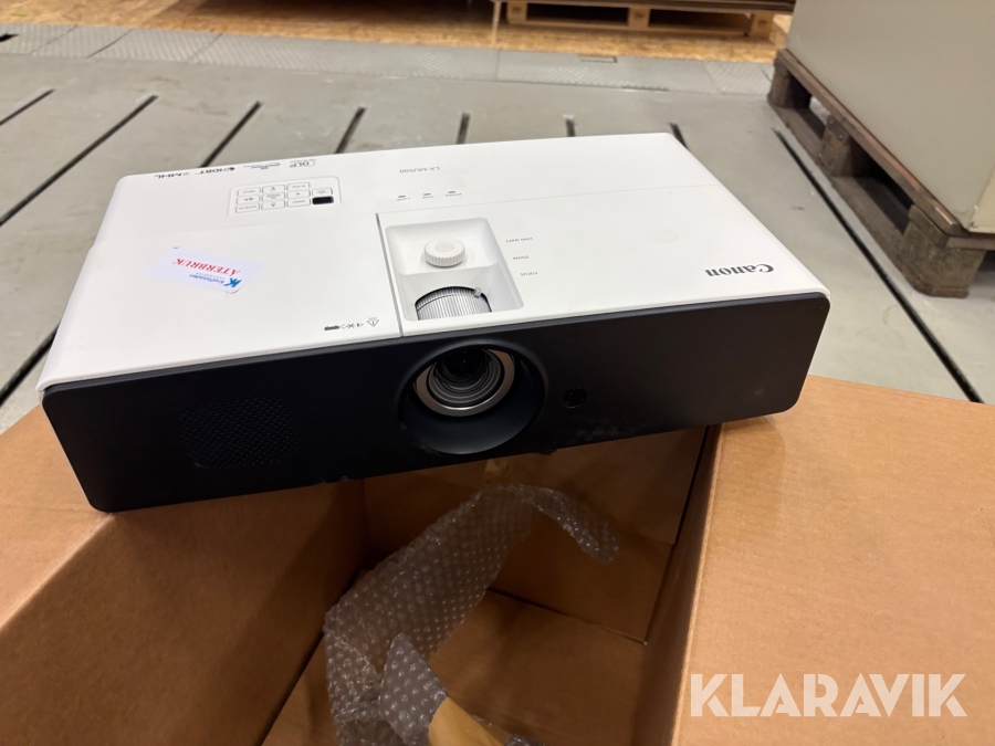 Projektor Canon LX-MU500 med fäste och kablar