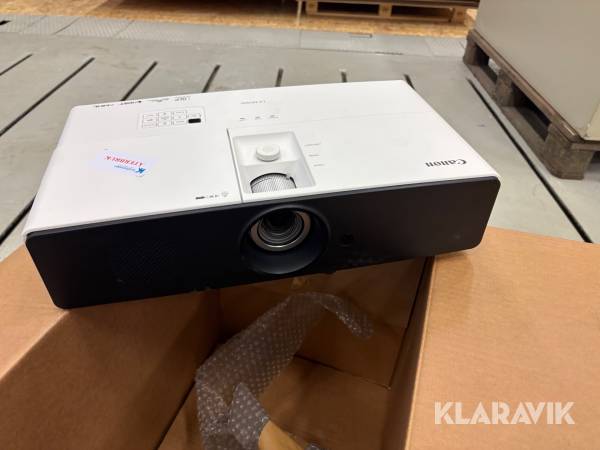 Projektor Canon LX-MU500 med fäste och kablar