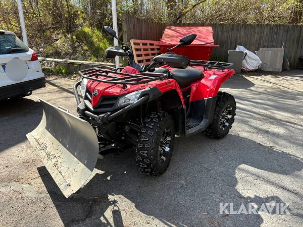 Fyrhjuling med plog Cforce 520S med snöplog