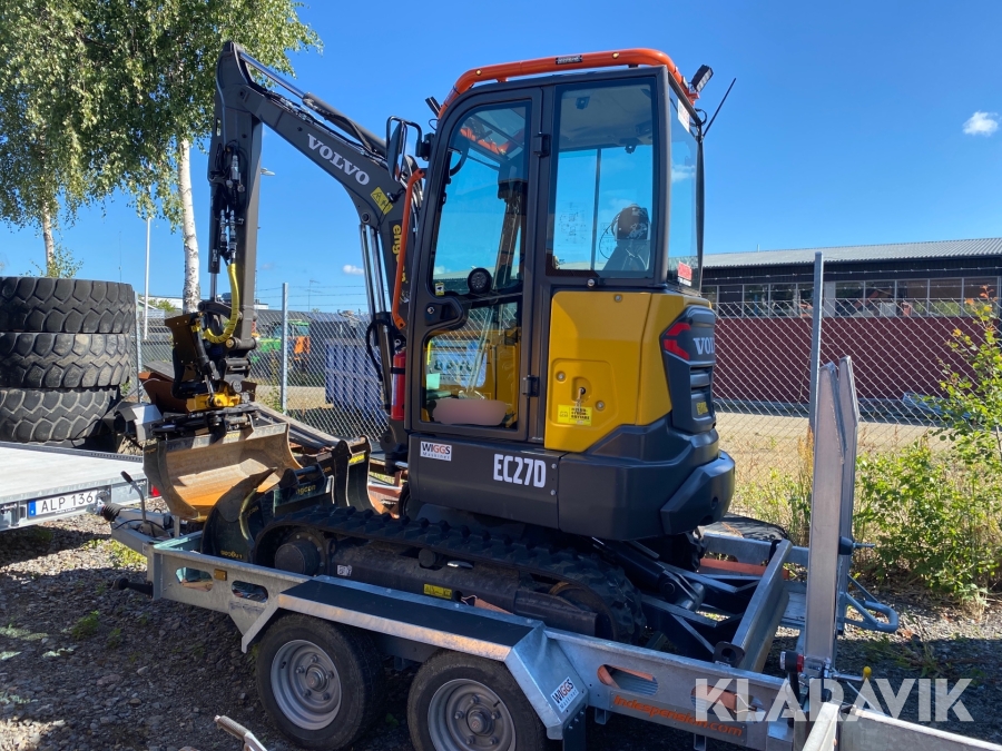 Grävmaskin Volvo EC27D med släp och flera redskap