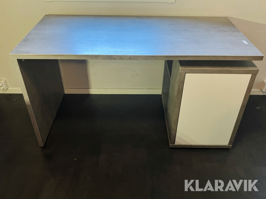 Grå kontorsinredning med skrivbord, bokhylla och hurts JYSK BILLUND