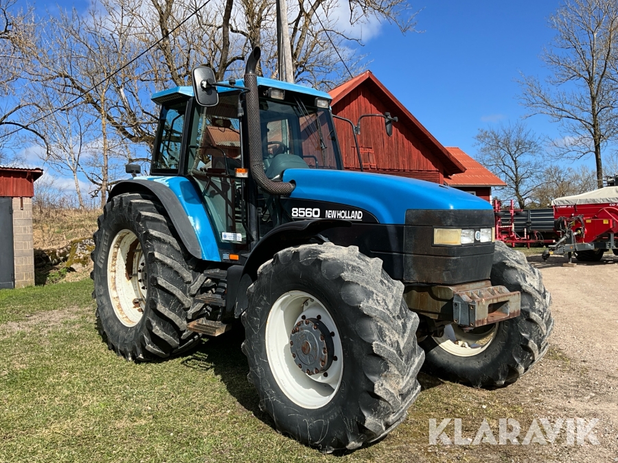 Traktor New Holland 8560