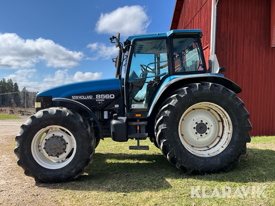 Traktor New Holland 8560