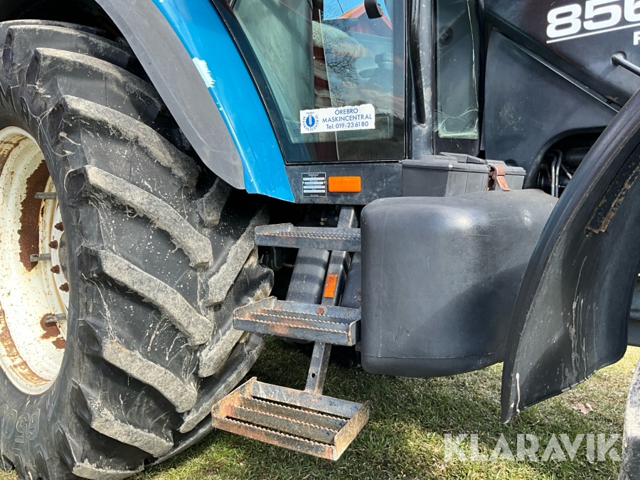 Traktor New Holland 8560