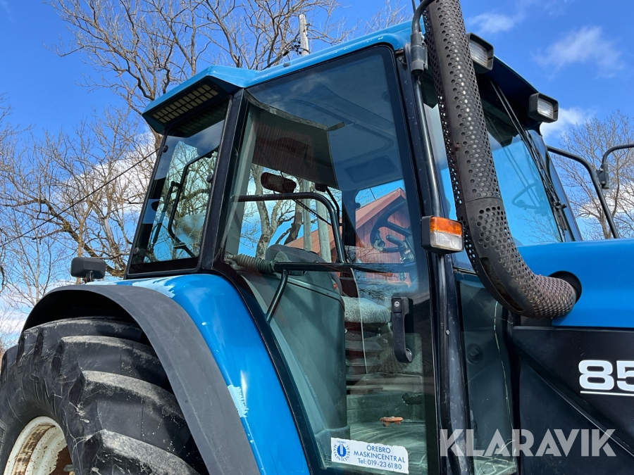 Traktor New Holland 8560