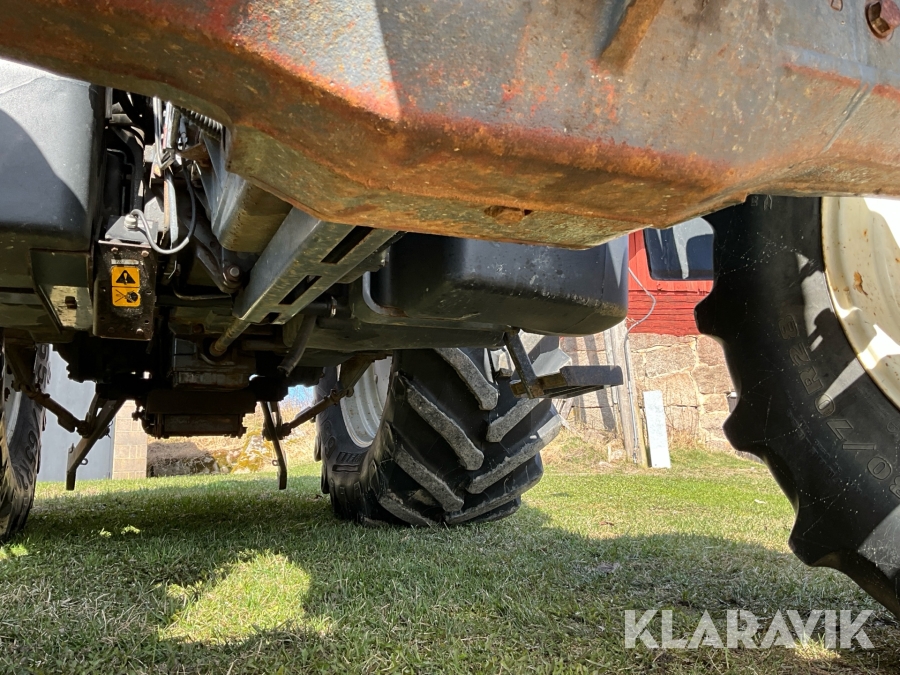 Traktor New Holland 8560