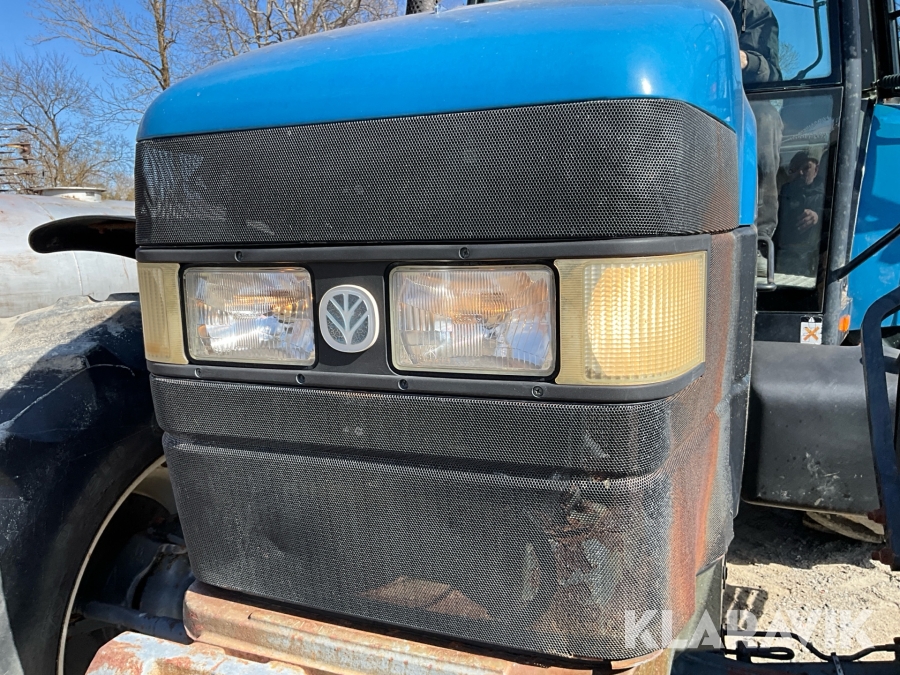 Traktor New Holland 8560