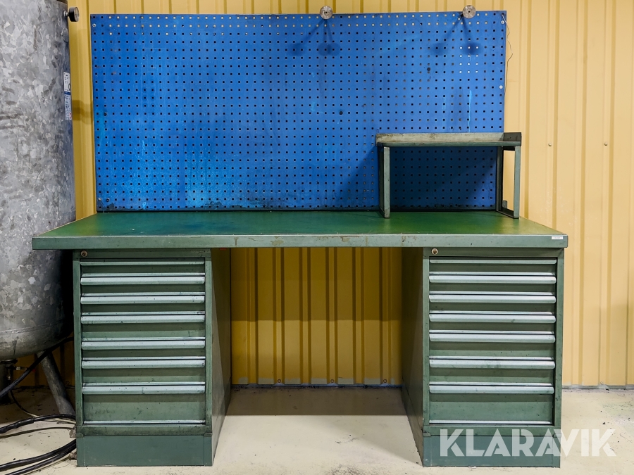 Arbetsbänk, solid furu, verktygstavla och 2st hurtsar i stål med 7 lådor AB Werba