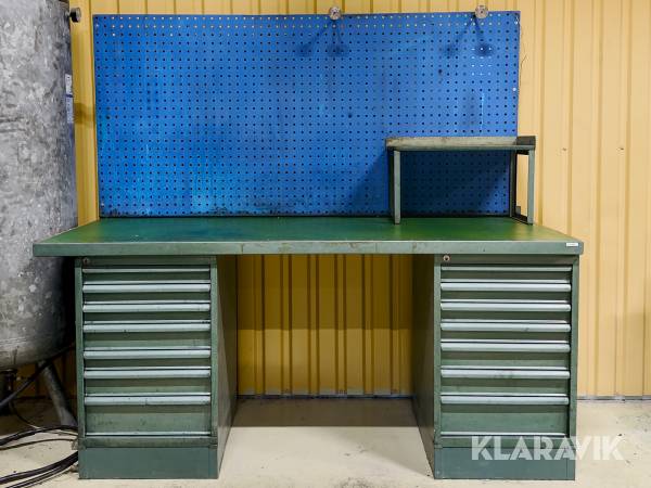 Arbetsbänk, solid furu, verktygstavla och 2st hurtsar i stål med 7 lådor AB Werba