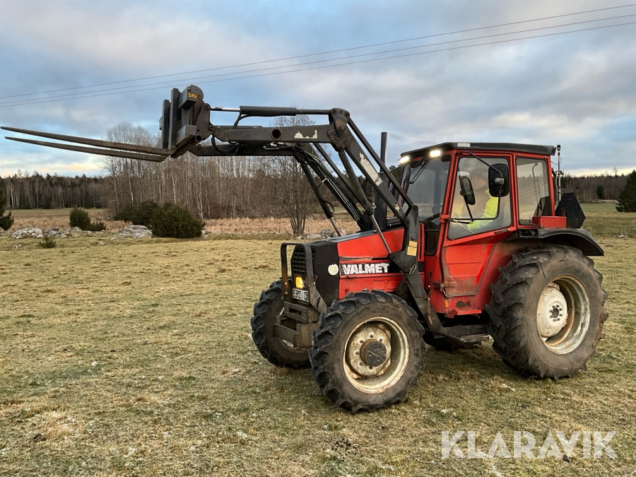 Traktor Valmet 305 med balgrip och gafflar