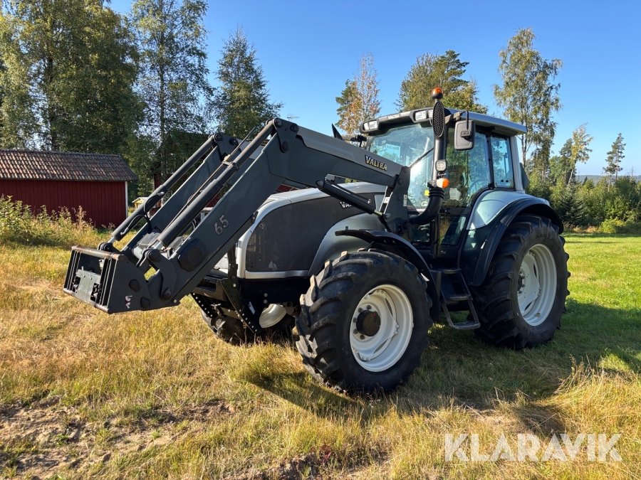Traktor Valtra T130 med frontlastare