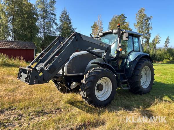 Traktor Valtra T130 med frontlastare